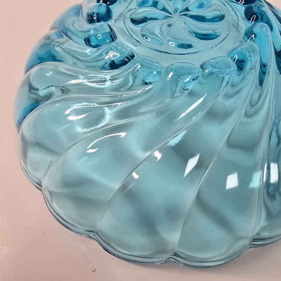 Sea blue clear glass swirl shell bowl 9"_ - Picture 4 of 6